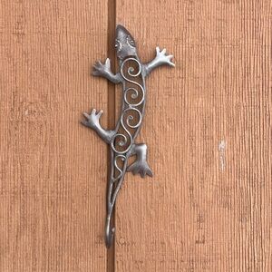 Gecko metal wall art and key, hat hanger. Cute!!!